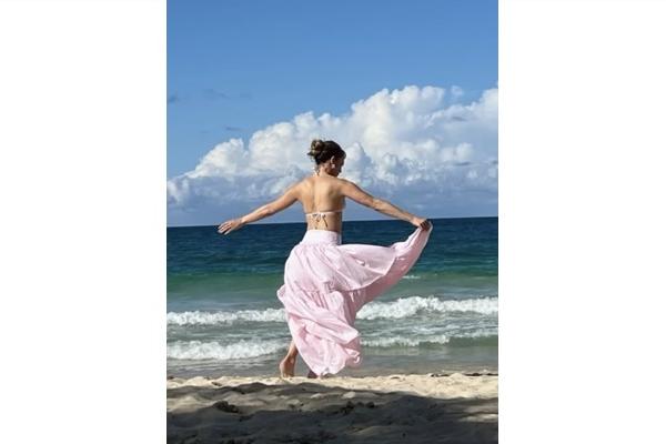 Promosikan Film Terbaru `Office Romance`, Ini yang Dilakukan Jennifer Lopez di Pantai