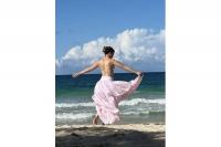 Promosikan Film Terbaru `Office Romance`, Ini yang Dilakukan Jennifer Lopez di Pantai