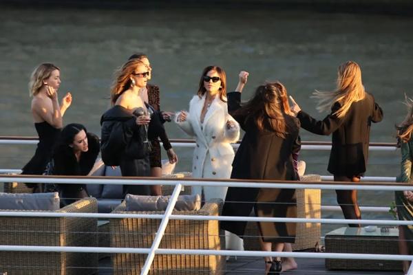 Lauren Sanchez Gelar Pesta Lajang Meriah di Sungai Seine Paris