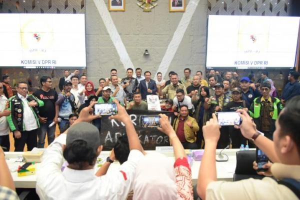 Ketua Komisi V DPR, Lasarus menyampaikan bahwa pembahasan RUU ini akan melibatkan lintas komisi, mengingat kompleksitas aspek yang terkandung dalam sektor transportasi online. 