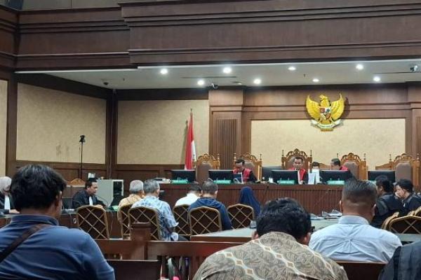 Dalam persidangan sebelumnya Jaksa Penuntut Umum menuntut mereka hukuman sembilan tahun penjara.