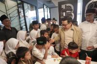 Berbagi Berkah, Cak Imin Traktir 100 Yatim Piatu Keliling Monas