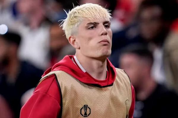 Manchester United dikabarkan akan mengadakan pertemuan dengan direktur olahraga Napoli untuk membahas transfer Alejandro Garnacho, yang kini tidak lagi masuk dalam rencana pelatih Ruben Amorim.