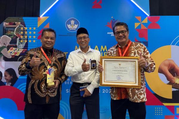 Salah satu pendekatan khas yang dilakukan Panasonic untuk menyiapkan lulusan SMK siap pakai ialah tidak hanya memagangkan siswa, tetapi juga guru.