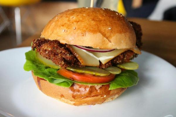 Tanggal 28 Mei setiap tahun dirayakan sebagai International Burger Day atau Hari Burger Sedunia. Tapi kenapa harus burger, dan kenapa tanggal itu? Yuk, simak asal usul dan sejarah lengkapnya!