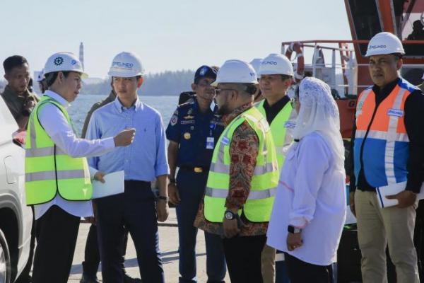 Ketua Dewan Perwakilan Daerah (DPD) RI Sultan B Najamudin melakukan peninjauan langsung pengerukan pelabuhan Pulau Baai Bengkulu bersama Wakil Presiden RI Gibran Rakabuming Raka pada Rabu (27/5).