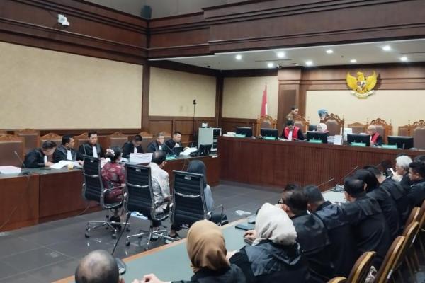 Meirizka dinilai terbukti bersalah menyuap hakim Pengadilan Negeri (PN) Surabaya untuk mengurus membebaskan anaknya dari jerat hukum.