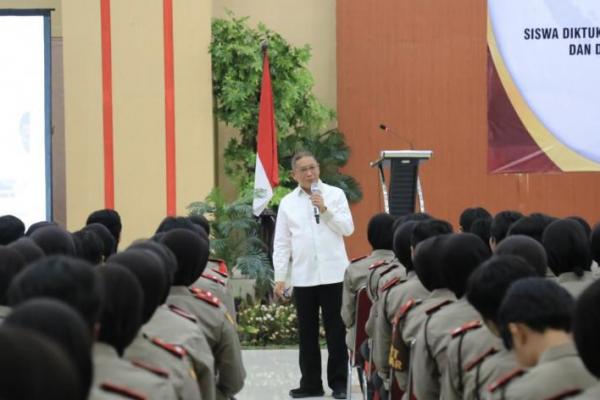 Wakil Ketua Komite I DPD RI Bahar Buasan menjadi pembicara utama dalam acara penutupan pendidikan bagi siswa Diktuk Bintara Polwan angkatan ke-57 di Sekolah Polisi Wanita Republik Indonesia (Sepolwan).