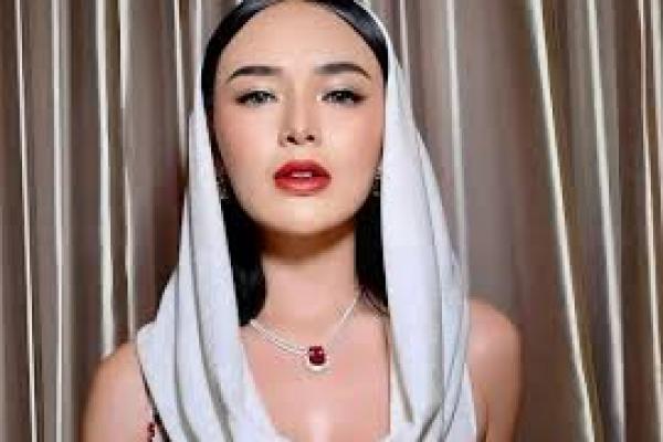 Sensualitas dalam makeup bukan tentang menjadi orang lain, tapi menonjolkan versi terbaik dari dirimu