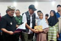 Wamensos Tinjau Lokasi Bencana Longsor Gunung Kuda dan Santuni Korban