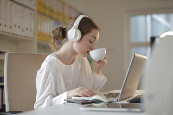 Studi: Minum Kopi Bisa Mendukung Penuaan Sehat Bagi Perempuan Aktif