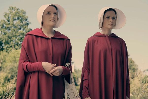 Kisah Budak Seks Berjubah Merah Era Musnahnya Amerika Serikat di The Handmaid`s Tale