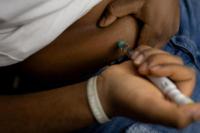 Ilustrasi - seorang pasien diabetes tipe 2 menyuntikkan insulin (Foto: REUTERS)