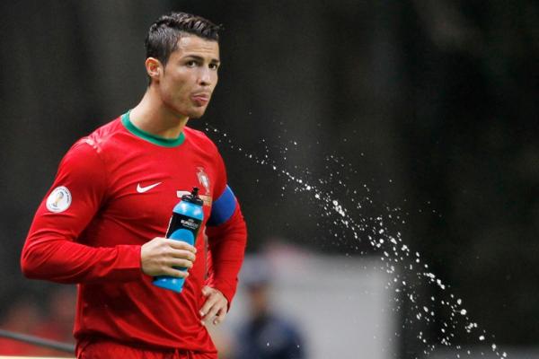 Pernah melihat pemain sepak bola mengambil minuman di pinggir lapangan lalu menyemburkannya kembali? Tahukah kamu bahwa aksi itu bukan sekadar gaya.