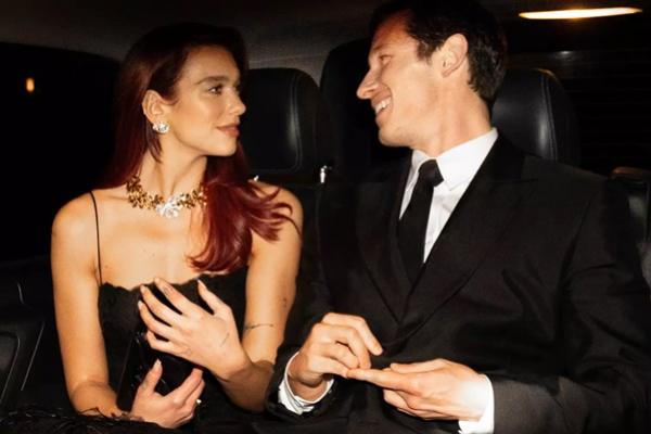 Dua Lipa Gembira Bertunangan dengan Aktor Inggris Callum Turner