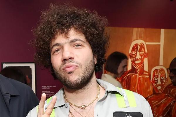 Benny Blanco Pilih Duduk Santai di Sofa Ketimbang Tampil di Atas Panggung