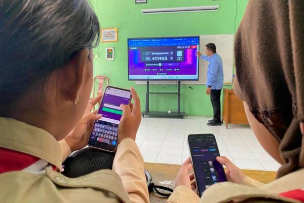 Smart Board Ciptakan Pengalaman Belajar Menyenangkan di Banyumas
