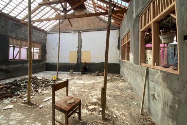 Dapat Revitalisasi, Atap SDN 2 Purwokerto Wetan Dibongkar Total