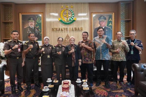 Anggota DPD RI Komite I, Aanya Rina Casmayanti atau akrab disapa Teh Aanya, menunjukkan komitmen kuat dalam mendukung kinerja Kejaksaan Tinggi Jawa Barat (Kejati Jabar) di bawah kepemimpinan Kepala Kejati Katarina Endang Sarwestri, S.H., M.H.