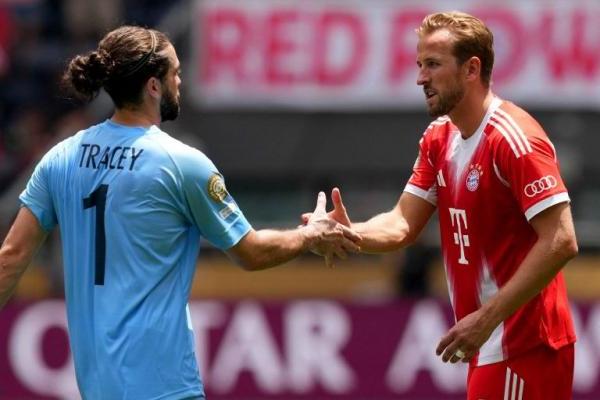 Conor Tracey, seorang penjaga gawang klub semi-profesional City Club Scornia, yang harus mengambil cuti dari pekerjaan harian demi sebuah laga penuh sejarah melawan raksasa Eropa, Bayern Munich.