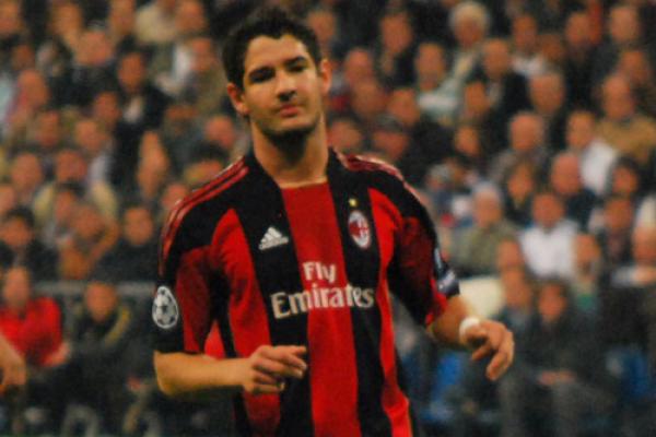 Alexandre Pato pernah digadang-gadang sebagai salah satu bintang besar masa depan sepak bola dunia, dijuluki “The Next Ronaldo.”