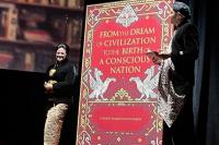 Kesadaran Berbangsa, Prof Connie Rahakundini Bakrie Berikan Buku