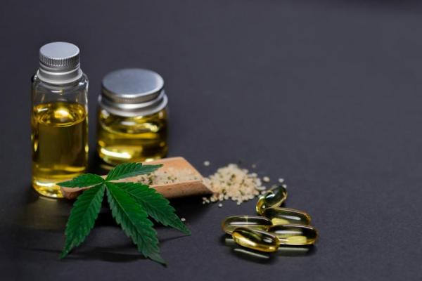 Penelitian oleh tim dari Ohio State University menemukan bahwa ekstrak daun ganja biasa (Cannabis sativa), khususnya CBD, dapat membunuh larva nyamuk demam kuning secara efektif