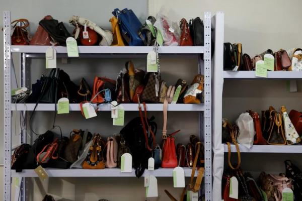 Perang Harga Mencengkeram China hingga Deflasi, Tas Mewah Kurang Laku