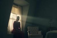 The Handmaid`s Tale S1E1 `Offred`: Kehidupan di Gilead Menjadi Neraka bagi Elisabeth Moss
