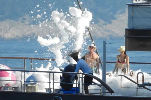 Jelang Pernikahan Mewah, Jeff Bezos dan Lauren Sanchez Mandi Busa di Kapal Pesiar