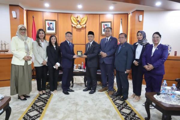 Wakil Ketua DPD RI Tamsil Linrung, menerima kunjungan Courtessy Call Delegasi Diplomatik Kedutaan Besar Republik Korea, Kuasa Usaha Sementara Kedutaan Besar Republik Korea, Park Soodeok, di Gedung DPD RI.