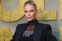 Bicara Soal Kebijakan Imigrasi, Charlize Theron Sindir Pesta Pernikahan Mewah Jeff Bezos-Lauren Sanchez
