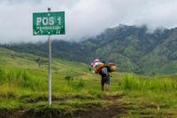 Ini Perbedaan Guide, Ranger, Porter dalam Pendakian