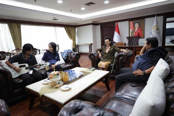 Wakil Ketua DPD RI GKR Hemas menerima kunjungan dari Komunitas Musisi Jalanan di Kompleks Parlemen, Senayan, Jakarta, Selasa (24/6/2025).