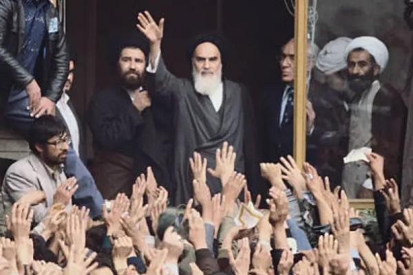 Khomeini Pulang, Iran Berubah