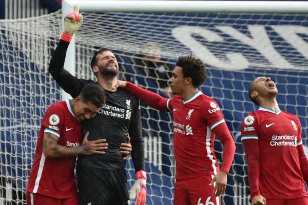 3 Aksi Fenomenal Kiper Cetak Gol di Menit-Menit Akhir