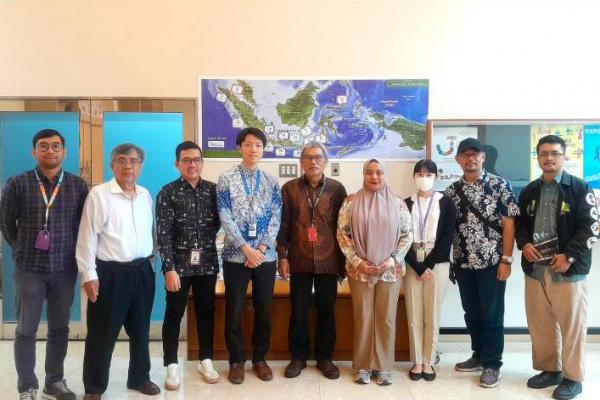 Program JF yang terdekat di bidang Pendidikan, lanjut Barry, adalah program guru Bahasa pendamping di SMA-SMA yang memiliki mapel Bahasa Jepang.