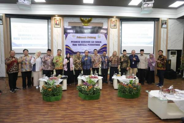 Komite I Dewan Perwakilan Daerah Republik Indonesia (DPD RI) menyelenggarakan Seminar Uji Sahih Rancangan Undang-Undang tentang Perkotaan di Kantor Bappeda Litbang Provinsi Jawa Timur, Kamis (27/6).