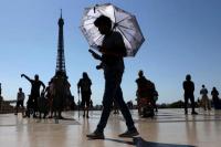 Lantai Atas Menara Eiffel Ditutup karena Gelombang Panas Melanda Eropa