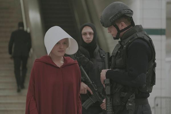 The Handmaid`s Tale S1E4 `Nolite Te Bastardes Carborundorum`: Serena Joy Mengurung Offred 