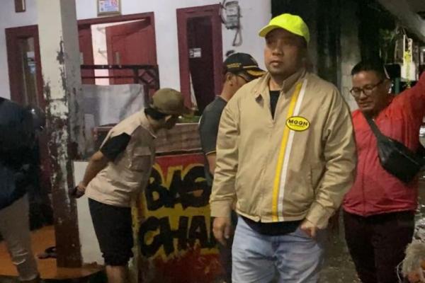 Tinjau Lokasi Banjir, Politisi PKB Bagikan Nasi Bungkus dan Sembako