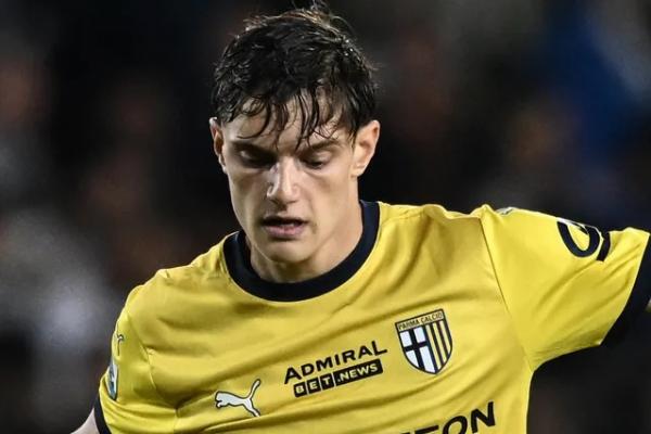 Bersaing dengan 10 Klub, Liverpool Serius Kejar Bek Muda Parma