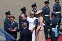 Presiden Prancis Emmanuel Macron Kembali Alami Momen Canggung dengan Istrinya Brigitte