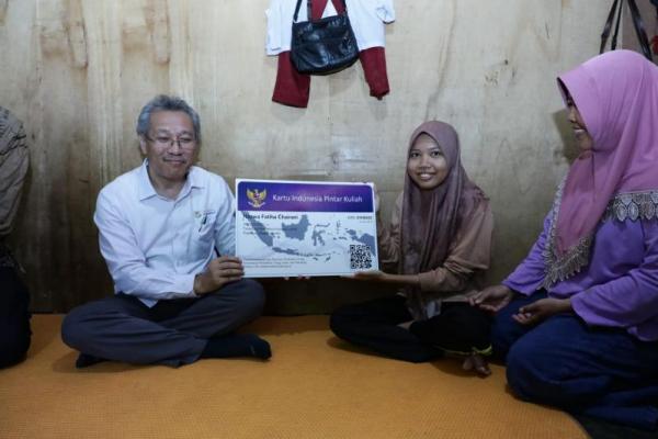 Berkat KIP Kuliah, Putri Penjual Kue Lanjut Kuliah di Polmed