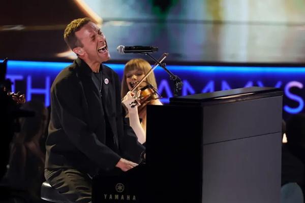 Dikira Malu Terekam Kamera Konser Coldplay, Chris Martin Ledek Pasangan Berselingkuh