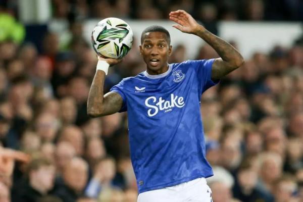 20 Tahun di Liga Premier, Ashley Young Gabung ke Klub Championship