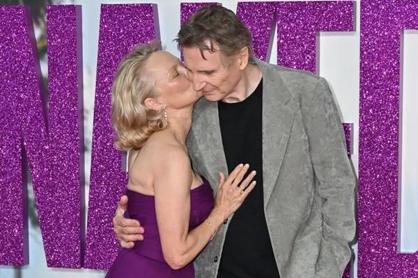 Pamela Anderson dan Liam Neeson Selalu Mesra, Sungguhan atau Promosi Film The Naked Gun?