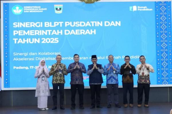Kementerian Pendidikan Dasar dan Menengah (Kemdikdasmen) bersama pemerintah daerah terus mendorong percepatan digitalisasi pembelajaran, guna meningkatkan kualitas, relevansi, dan akses pendidikan di seluruh Indonesia.