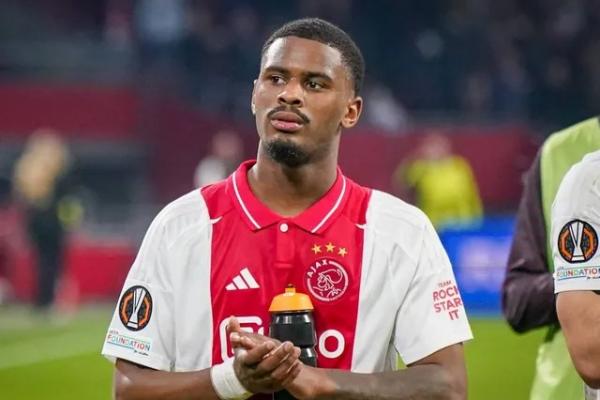 Chelsea dikabarkan telah memasuki tahap akhir negosiasi untuk merekrut bek Ajax, Jorrel Hato
