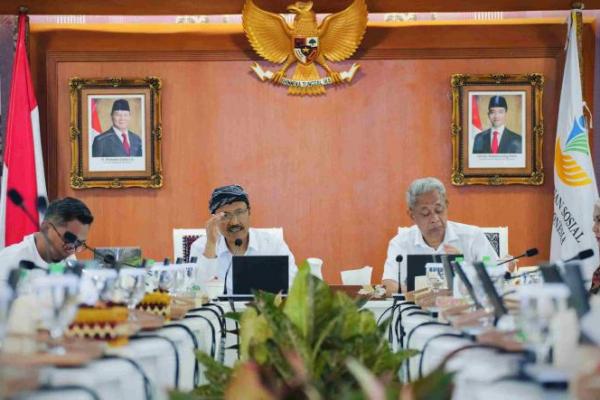 Pentingnya data tunggal terverivikasi ini ditegaskan Mensos Gus Ipul merujuk pada temuan Dewan Ekonomi Nasional (DEN) yang menyebut sekitar 45 persen bansos tidak tepat sasaran. Tak hanya itu, lebih dari 600.000 penerima bansos terindikasi menggunakan dana bansos untuk judi online.